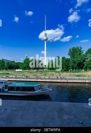 Torre della televisione di Berlino catturata dal fiume Sprea con un tour in barca che passa in una giornata estiva di sole a Berlin mitte, Germania (verticale). Foto Stock