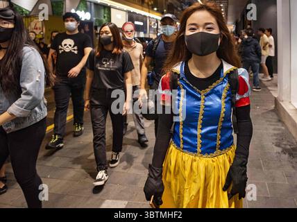 31 ottobre 2019, Hong Kong, Cina: Una manifestante vestita da principessa Disney indossa una maschera nera durante la manifestazione. I manifestanti della marcia di Halloween sull'isola di Hong Kong nonostante la polizia abbia vietato i raduni e li abbia affrontati durante la notte. (Immagine di credito: © Miguel candela/SOPA Images via ZUMA Wire) Foto Stock