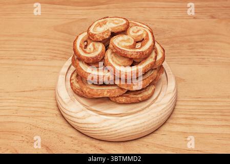 Il sapore classico e confortevole. La cannella macinata viene mescolata con lo zucchero prima di spolverare la pasta sfoglia Foto Stock