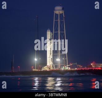 30 ottobre 2019, Wallops, va, Stati Uniti d'America: Il razzo Northrop Grumman Antares, con Cygnus a bordo di una navicella spaziale, al lancio Pad-0A presso la NASA Wallops Flight Facility il 30 ottobre 2019 a Wallops, Virginia. Il 2 novembre la missione commerciale di rifornimento merci consegnerà 8.200 sterline di ricerca, rifornimenti dell'equipaggio e hardware per veicoli alla stazione spaziale Internazionale. (Immagine di credito: © Bill Ingalls via ZUMA Wire) Foto Stock