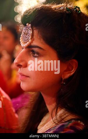Vista ravvicinata di una donna che indossa un tradizionale gioiello tikka sulla fronte Foto Stock