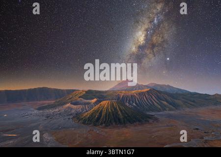 Via Lattea sul Monte Bromo, Parco Nazionale di Bromo Tengger Semeru, Giava Orientale, Indonesia Foto Stock
