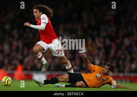 2 novembre 2019, Londra, Regno Unito: Matteo Guendouzi dell'Arsenal e Jonny Castro del Wolverhampton Wanderers sono visti in azione durante la partita di Premier League tra l'Arsenal FC e il Wolverhampton Wanderers Emirates Stadium. (Immagine di credito: © Richard Calver/SOPA Images via ZUMA Wire) Foto Stock