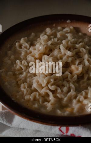 Ciotola di tagliatelle al Ramen al formaggio Foto Stock