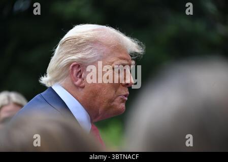 Washington DC, Stati Uniti. 15 luglio 2025 il presidente Trump ha mercanteggiato per oltre 30 minuti ai giornalisti di South Lawn White House in umidità e ondate di calore Foto Stock