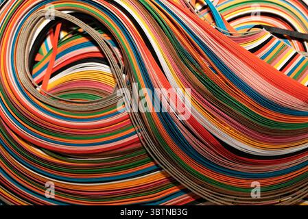 Un vivace primo piano di strisce multicolore in onde fluide. Perfetto per sfondi astratti, design creativo o stock a tema artigianato e colore Foto Stock