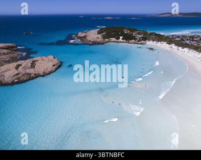 Vista aerea delle acque azzurre che incontrano le sabbie bianche incontaminate, orlate da aspre scogliere a Twilight Beach, Esperance, Australia Occidentale, Australia. Foto Stock