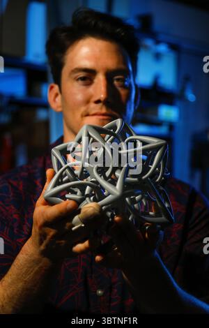 27 giugno 2019, San Diego, California, Stati Uniti: Nico Meyer, uno scultore il cui lavoro è stato esposto sia localmente che in tutto il paese, è anche un ingegnere strutturale, fotografato nel suo spazio di lavoro di mira Mesa, 27 giugno 2019, a San Diego, California, con un prototipo di â€œStella Doda,â€ basato su un dodecaedro stellato. (Immagine di credito: © TNS via cavo ZUMA) Foto Stock
