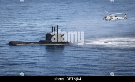 1° novembre 2019, San Clemente, CA, Stati Uniti: Un elicottero MH-60R Sea Hawk della Marina degli Stati Uniti dell'Helicopter Maritime Strike Squadron 35 conduce un'esercitazione di sollevamento con il sottomarino della marina peruviana BAP Angamos nell'Oceano Pacifico il 1° novembre 2019 vicino all'isola di San Clemente, California. (Immagine di credito: © Patrick W. Menah Jr via ZUMA Wire) Foto Stock