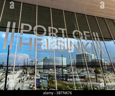 Cartello del porto di Helsinki e riflessi sulla parte anteriore dell'edificio del terminal 2 del porto ovest, Helsinki, Finlandia. Foto Stock