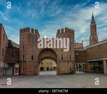 Vista di Ländtor, la porta medievale in mattoni della città di Landhut, Germania, con due torri, cielo blu Foto Stock