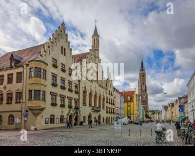 Strada principale medievale con edifici e facciata gotici, municipio a Landshut in Germania Foto Stock