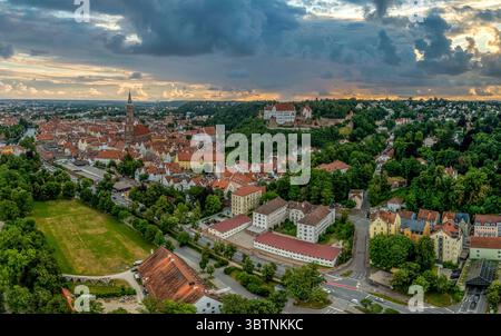 Vista aerea della città medievale tedesca di Landshut sul fiume Isar in Baviera, con il castello restaurato di Trausnitz e il suggestivo cielo al tramonto Foto Stock