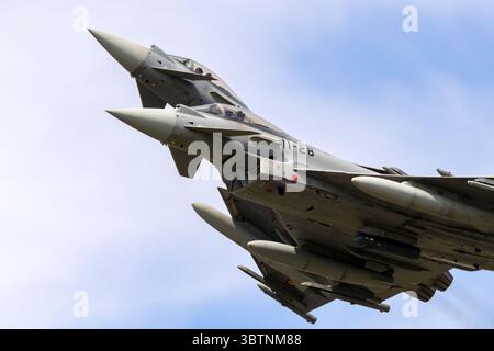 I jet Eurofighter Typhoon dell'Aeronautica militare spagnola rompono la formazione in volo sopra la base aerea di Florennes. Belgio - 15 giugno 2017 Foto Stock