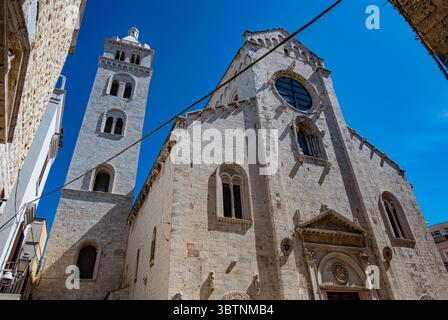 Facciata della Cattedrale di Barletta con il Campanile Foto Stock