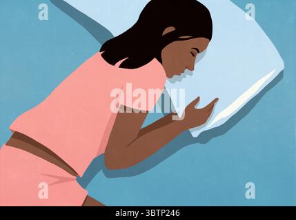 Vista dall'alto di una donna stanca in pigiama che dorme sul cuscino del letto Foto Stock