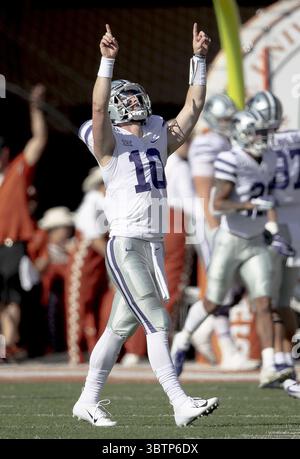 9 novembre 2019, Austin, Texas, USA: Il quarterback dello stato del Kansas Skylar Thompson (10) celebra un touchdown contro il Texas sabato 9 novembre 2019 al Royal Texas Memorial Stadium di Austin, Texas. Il conduttore Longhorns ha vinto, 27-24. (Immagine di credito: © TNS via cavo ZUMA) Foto Stock