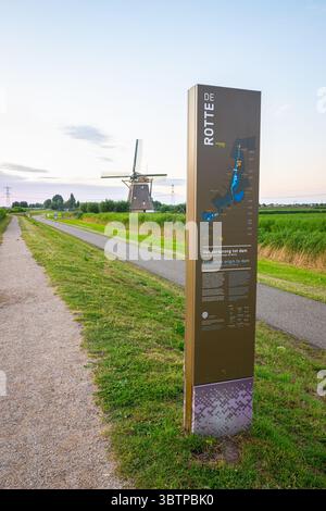 Cartello informativo del fiume rotte, a nord di Rotterdam, con il tradizionale mulino a vento olandese. Foto Stock