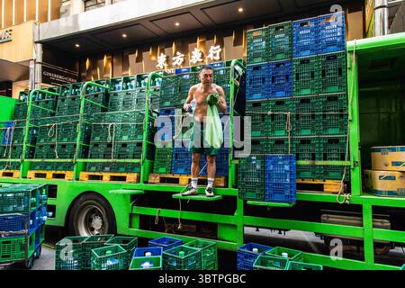 11 novembre 2019, Hong Kong, Cina: Un addetto alla consegna di bottiglie d'acqua è stato catturato in gas lacrimogeni durante la dimostrazione..entrando nel quinto mese di disordini civili, i manifestanti hanno bloccato strade e treni, spingendo per uno sciopero generale. All'inizio della giornata, un manifestante è stato colpito da un round dal vivo mentre cantavano slogan e continuavano a chiedere che le cinque richieste fossero soddisfatte. I manifestanti si scontrarono con la polizia antisommossa e furono colpiti con gas lacrimogeni e proiettili di gomma fino a quando molti furono infine arrestati. (Immagine di credito: © Willie Siau/SOPA Images via ZUMA Wire) Foto Stock