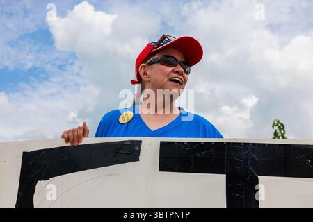 BLOOMINGTON, INDIANA - 15 LUGLIO: I membri del 50501, un movimento progressista di base che si oppone alla seconda amministrazione Trump, stanno vicino all'ingresso di West Third Street all'i-69 durante una protesta pop-up il 15 luglio 2025, a Bloomington, Ind. Il gruppo stava promuovendo la prossima marcia e manifestazione "People Have the Power", prevista per il 17 luglio dalle 5-7 al tribunale della contea di Monroe, co-ospitato da Bloomington 50501, il NAACP Monroe County Branch, l'Università per la giustizia razziale e la Lega delle donne votanti della Contea di Bloomington-Monroe. Crediti: Jeremy Hogan/Alamy Live News Foto Stock