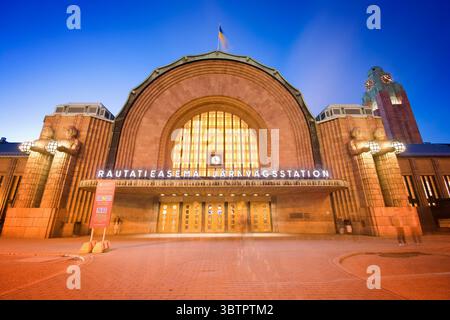 Vista notturna della stazione centrale di Helsinki, Finlandia Foto Stock