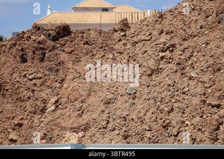 Cantiere terra rossa, sviluppo urbano massicci cumuli di terra rossa Foto Stock