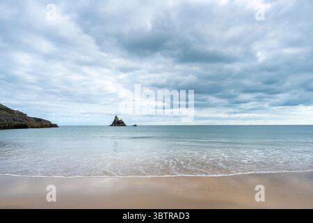 Church Rock, una pila calcarea, e Broad Haven South Beach, un'idilliaca spiaggia di sabbia con onde che lambiscono dolcemente vicino a Bosherston, nel South Pembrokeshire, Foto Stock