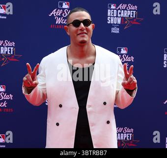 Atlanta, Stati Uniti. 15 luglio 2025. Manny Machado, terza base dei San Diego Padres, cammina sul tappeto rosso prima dell'inizio della partita MLB All-Star del 2025 al Truist Park di Atlanta, Georgia, martedì 15 luglio 2025. Foto di Mike Zarrilli/UPI. Crediti: UPI/Alamy Live News Foto Stock