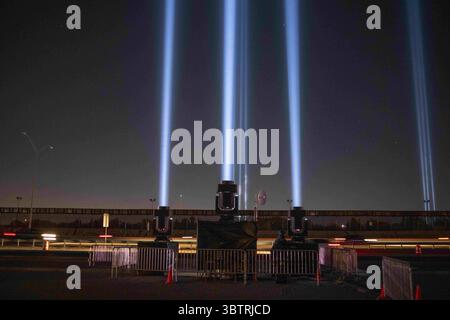 13 novembre 2019, El Paso, Texas, Stati Uniti: 14 novembre, 2019, Roberto E. Rosales.Border Tuner è una grande installazione artistica partecipativa progettata per collegare le città di El Paso, Texas e Ciudad Juarez attraverso potenti proiettori, che creano ponti di luce che aprono canali audio live per le comunicazioni attraverso il confine tra Stati Uniti e Messico. I pezzi sono sparsi per El Paso e Ciudad Juarez e si intersecano con il confine internazionale che scorre sotto. Nella foto è la notte di apertura dell'installazione dell'artista Rafael Lozano- Hemmer...Albuquerque, New Mexico. Roberto E. Rosales/Albu Foto Stock