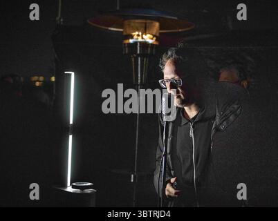 13 novembre 2019, El Paso, Texas, Stati Uniti: 14 novembre, 2019, Roberto E. Rosales.Border Tuner è una grande installazione artistica partecipativa progettata per collegare le città di El Paso, Texas e Ciudad Juarez attraverso potenti proiettori, che creano ponti di luce che aprono canali audio live per le comunicazioni attraverso il confine tra Stati Uniti e Messico. I pezzi sono sparsi per El Paso e Ciudad Juarez e si intersecano con il confine internazionale che scorre sotto. Nella foto è la notte di apertura dell'installazione dell'artista Rafael Lozano- Hemmer(CQ) qui in cui si parla con la gente di Ciudad Juar Foto Stock