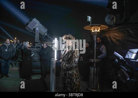 13 novembre 2019, El Paso, Texas, Stati Uniti: 14 novembre, 2019, Roberto E. Rosales.Border Tuner è una grande installazione artistica partecipativa progettata per collegare le città di El Paso, Texas e Ciudad Juarez attraverso potenti proiettori, che creano ponti di luce che aprono canali audio live per le comunicazioni attraverso il confine tra Stati Uniti e Messico. I pezzi sono sparsi per El Paso e Ciudad Juarez e si intersecano con il confine internazionale che scorre sotto. Nella foto è raffigurato SaÅ“l Armendâ€riz un luchador messicano di origine americana, o lottatore professionista, che lavora come exâ€”tico per diversi Foto Stock