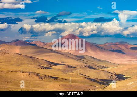 Le linee elettriche ad alta tensione attraversano l'altipiano del deserto di Atacama in Cile, una miscela di ingegneria e vaste aree naturali. Foto Stock