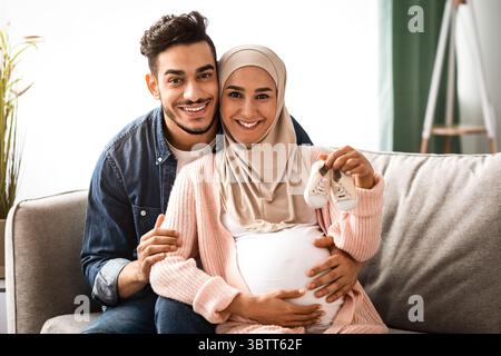Ritratto della felice Famiglia Islamica d'amore in attesa DI un bambino Foto Stock