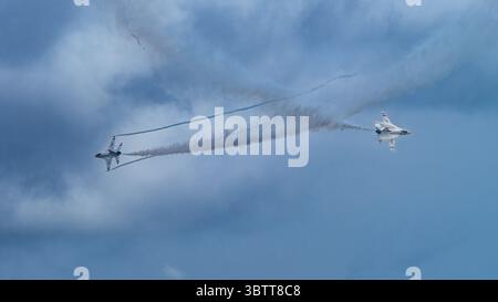 GLI US Air Force Thunderbirds eseguono una manovra di crossover ad alta velocità sugli F-16C Fighting Falcons durante lo show aereo McGuire AFB nel New Jersey, 16 maggio 2025 Foto Stock