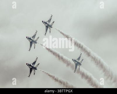 Quattro Thunderbirds dell'USAF pilotano una formazione di diamanti ravvicinati sugli F-16 Fighting Falcons durante un McGuire AFB Airshow, New Jersey, 16 maggio 2025. Foto Stock