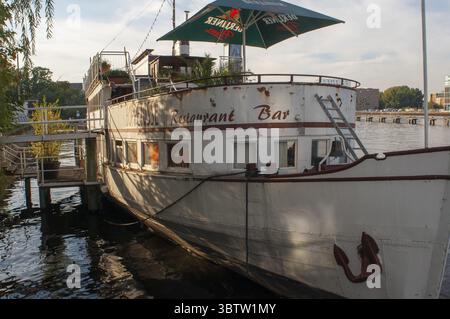 23 settembre 2010, Berlino, Brandeburgo, Germania: Poetensteig, moli e ristoranti per barche, fiume Sprea nel Treptower Park a Alt-Treptow a Berlino, Germania (immagine di credito: © Sergi ReboredoZUMA Wire) Foto Stock