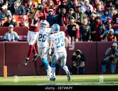 24 novembre 2019, Landover, Maryland, Stati Uniti: Il wide receiver dei Washington Redskins TERRY MCLAURIN (17) sale in alto per la ricezione durante l'azione NFL al FedEx Field. I Redskins batterono i Lions 19-16. (Immagine di credito: © Tom Rothenberg/ZUMA Wire) Foto Stock