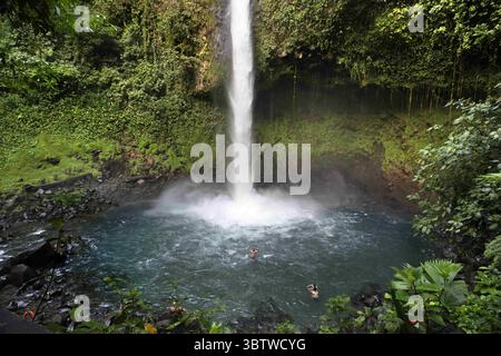 29 ottobre 2016, Costa Rica: Cascata a Rio de la fortuna, Costa Rica. Foresta pluviale, fiume la fortuna, provincia di Alajuela, Costa Rica, America centrale (immagine di credito: © Sergi Reboredo/ZUMA Wire) Foto Stock
