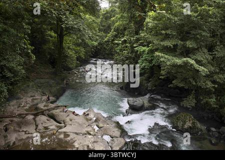 28 ottobre 2016, Costa Rica: Vista dal ponte di Rio de la fortuna, Costa Rica. Foresta pluviale, fiume la fortuna, provincia di Alajuela, Costa Rica, America centrale (immagine di credito: © Sergi Reboredo/ZUMA Wire) Foto Stock