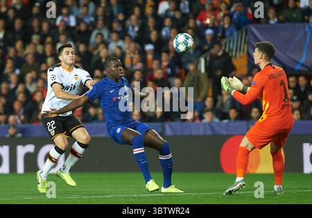 27 novembre 2019, Valencia, Valencia, Spagna: Maxi Gomez di Valencia e Kurt Zouma del Chelsea FC tra Valencia e Chelsea allo stadio Mestalla il 27 novembre 2019 a Valencia, Spagna (Credit Image: © AFP7 via ZUMA Wire) Foto Stock