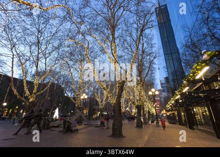 30 novembre 2019, Seattle, King County, Stati Uniti: Le luci di vacanza illuminano Occidental Square nello storico quartiere di Pioneer Square di Seattle il 30 novembre 2019. (Immagine di credito: © Paul Christian Gordon/ZUMA Wire) Foto Stock