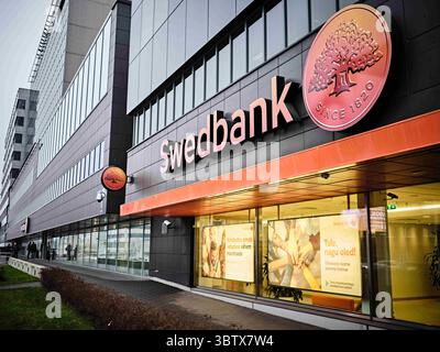 28 novembre 2019, Tallinn, Estonia: Logo della banca svedese (Swedbank) visto sull'edificio della sede centrale di Swedbank Estonia a Tallinn. (Immagine di credito: © Hendrik Osula/SOPA Images via ZUMA Wire) Foto Stock
