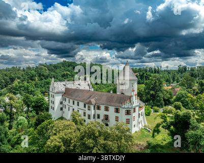 Vista aerea del castello di Kronwinkl in Baviera, Germania, con grandi edifici rotondi e palazzi Foto Stock