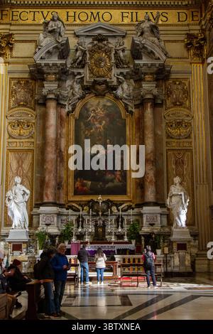 Roma, Italia; 03 16 2025; turisti all'interno della famosa Basilica di Sant'Andrea della Valle. Foto Stock