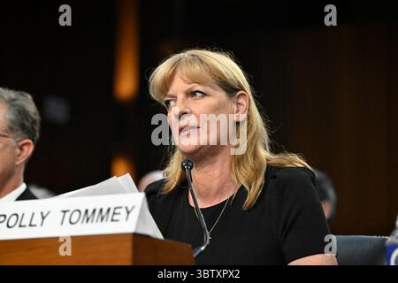 Washington, Stati Uniti. 15 luglio 2025. Polly Tommey testimonia durante la sottocommissione per la sicurezza interna e gli affari governativi del Senato sulle audizioni investigative per esaminare le voci del vaccino ferito, nell'edificio uffici del Senato Dirksen a Washington, DC, martedì 15 luglio 2025. Suo figlio, Billy Tommy, ora soffre di autismo a basso funzionamento che lei sostiene fosse dovuto al suo ricevimento da bambino della vaccinazione contro parotite, morbillo e rosolia (MMR). Foto di Mattie Neretin/CNP/ABACAPRESS.COM credito: Abaca Press/Alamy Live News Foto Stock