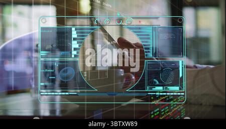 Uomo in camicia che tiene in mano lo smartphone con l'interfaccia olografica sopra il tavolo in caffetteria, con tazza da caffè Foto Stock