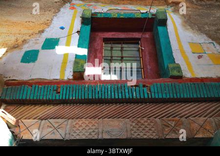 1 maggio 2019, Wukro, Tigro, Etiopia: La vista interna dei disegni tagliati nei legnami che sostengono la porta e la finestra di He Medhane Alem Adi Kesho chiesa ortodossa etiope e i resti di disegni dipinti che li incorniciano alla periferia di Wukro, Etiopia. (Immagine di credito: © Chuck David/VW Pics via ZUMA Wire) Foto Stock