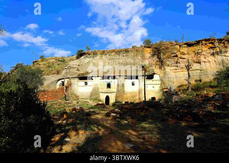 1 maggio 2019, Wukro, Tigro, Etiopia: La facciata della chiesa ortodossa etiope di Medhane Alem Adi Kesho, scolpita sulla parete della scogliera, piccole tombe sparse intorno al suo cortile con pareti in pietra, sotto un cielo blu profondo, alla periferia di Wukro, Etiopia (immagine di credito: © Chuck David/VW Pics via ZUMA Wire) Foto Stock