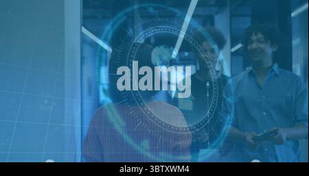 Donna che collabora in maglione rosso e colleghi che esaminano il corridoio dell'ufficio con globo olografico Foto Stock