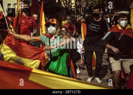 12 ottobre 2020, Barcellona, Catalogna, Spagna: I catalani anti-separatisti ondeggiano le bandiere spagnole che marciano attraverso la città di Barcellona per protestare per l'indivisibilità della Spagna e contro il movimento indipendentista catalano in occasione della giornata nazionale spagnola (Credit Image: © Matthias Oesterle/ZUMA Wire) Foto Stock